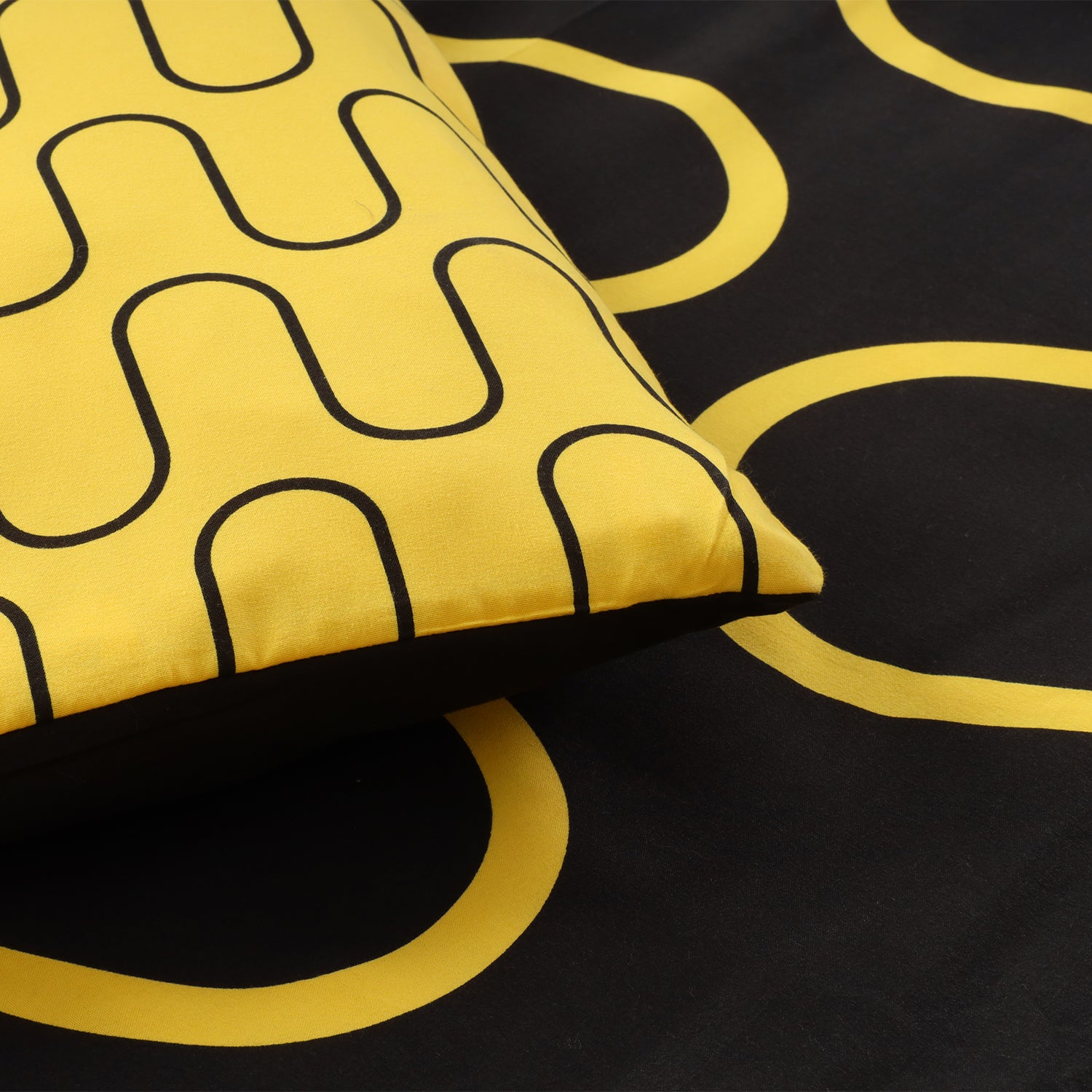Modern Reversible Printed Duvet Cover Set – Black & Yellow Wavy Design
