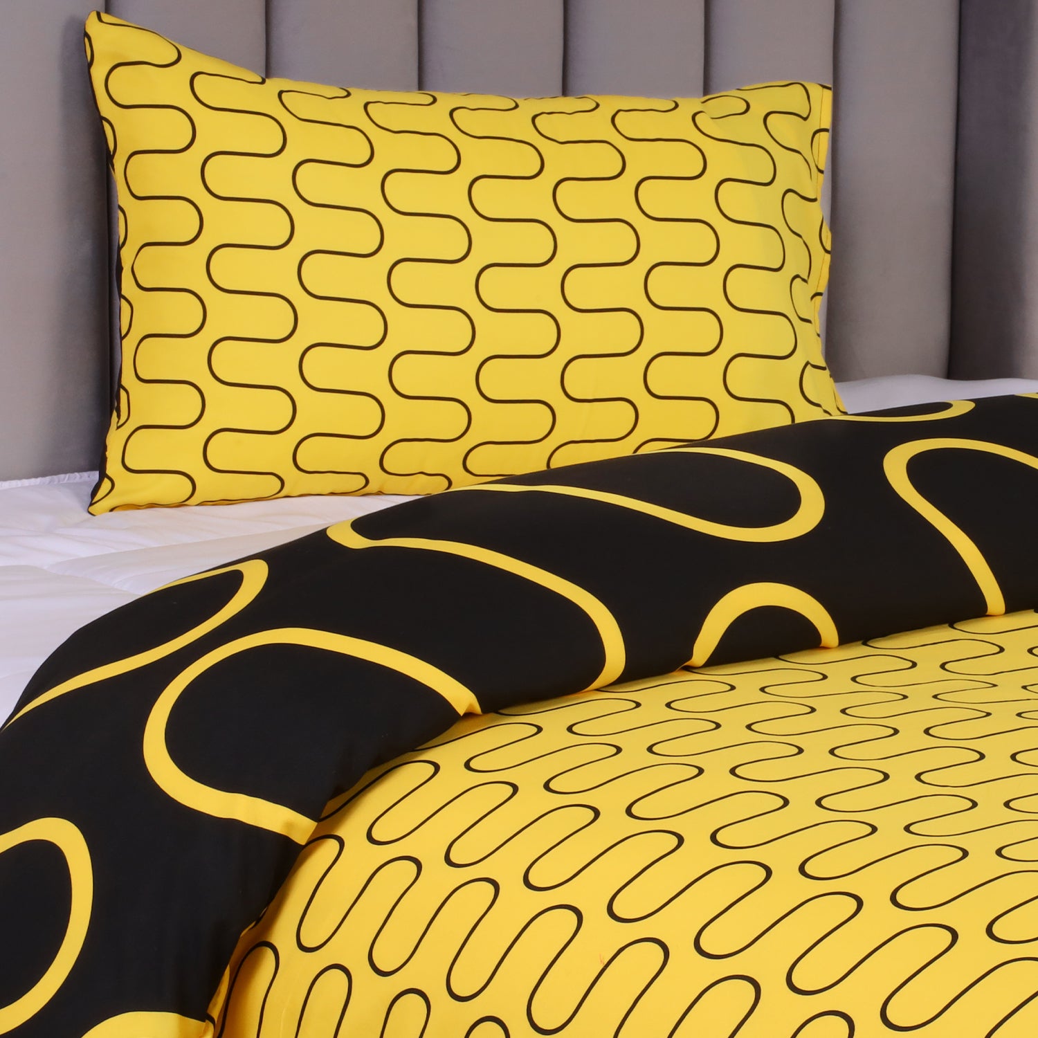 Modern Reversible Printed Duvet Cover Set – Black & Yellow Wavy Design