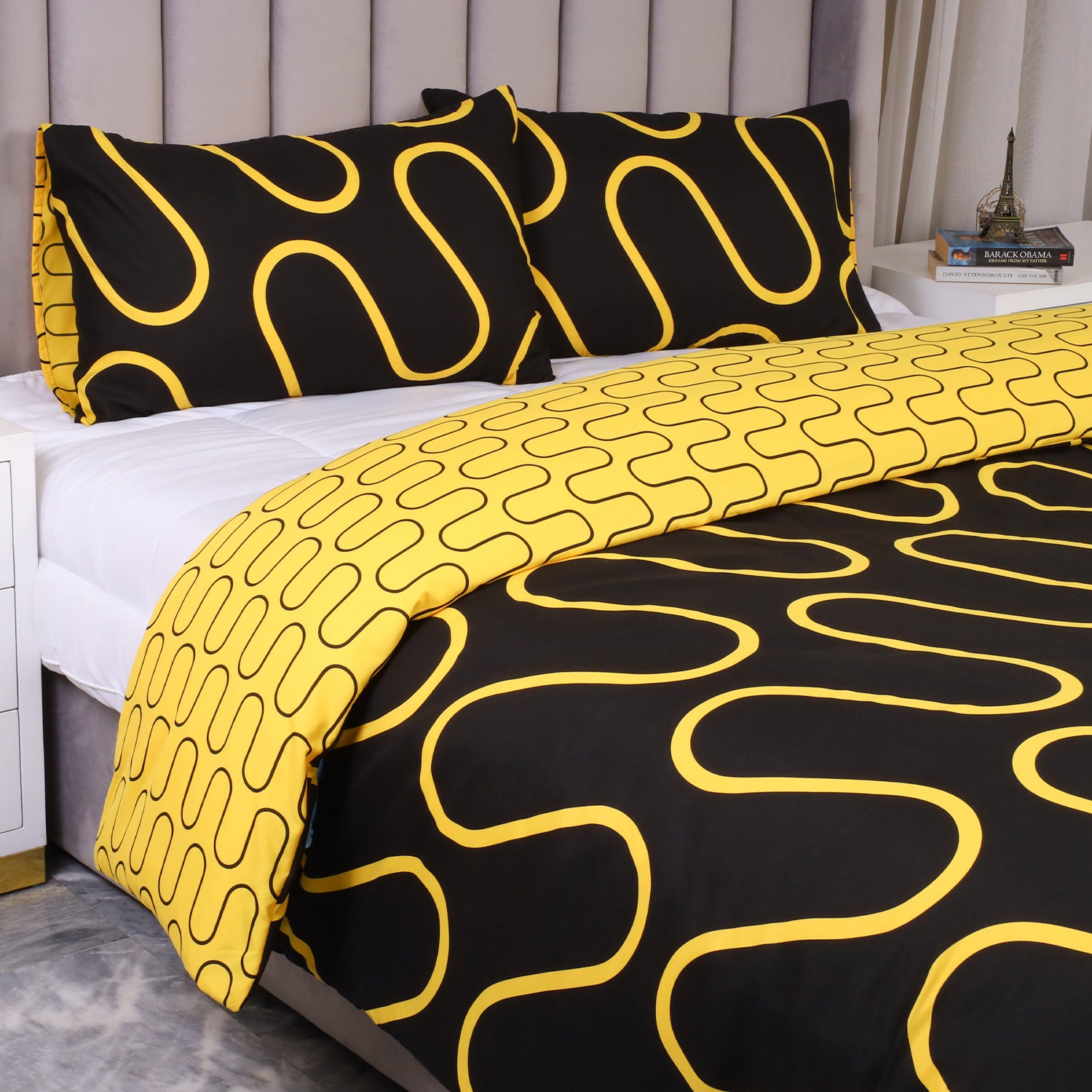 Modern Reversible Printed Duvet Cover Set – Black & Yellow Wavy Design