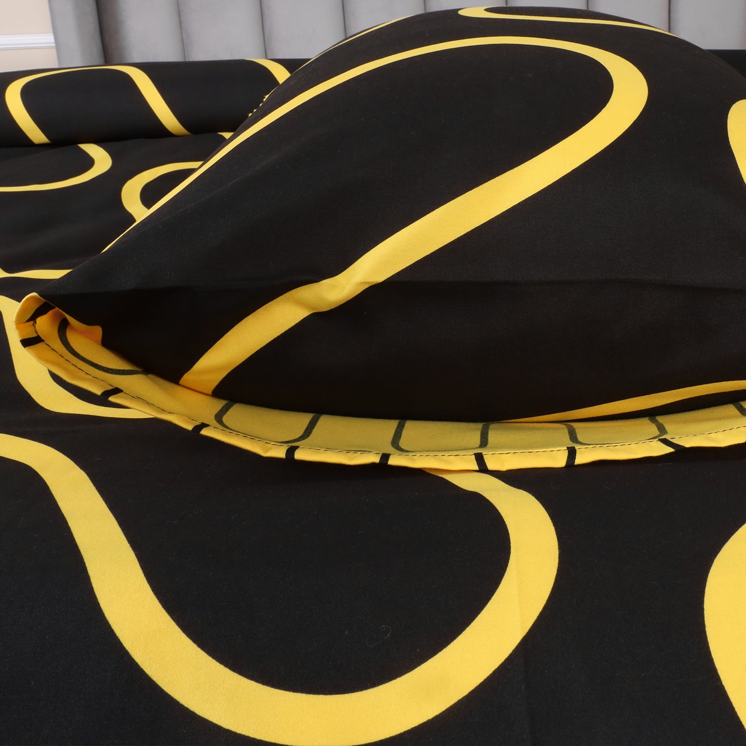 Modern Reversible Printed Duvet Cover Set – Black & Yellow Wavy Design