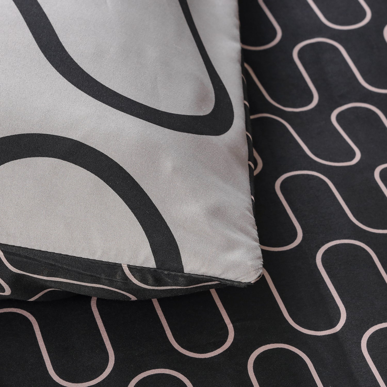 Modern Wavy Lines Reversible Duvet Cover Set  Black And Grey