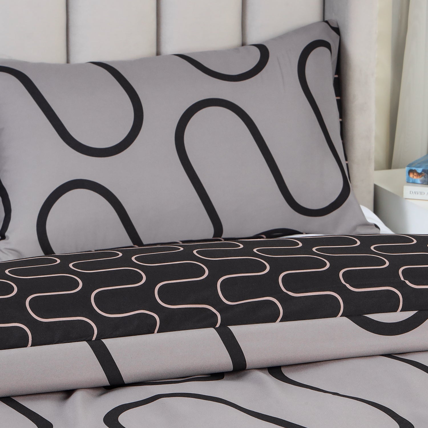 Modern Wavy Lines Reversible Duvet Cover Set  Black And Grey