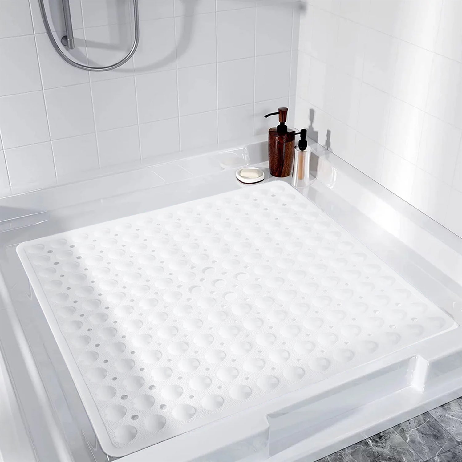 white bathtub mat